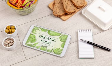 Masada taze yemek var.