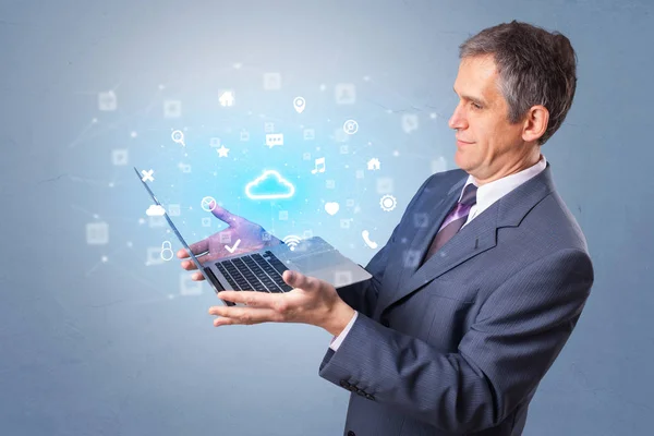 Mann hält Laptop mit Cloud-basierten System-Benachrichtigungen — Stockfoto