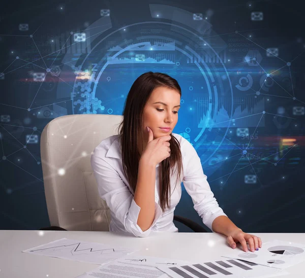Manager framför kontoret skrivbordet med kommunikationskoncept — Stockfoto