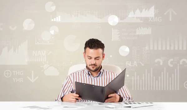 Geschäftsmann sitzt am Schreibtisch mit Berichtsanalyse-Konzept — Stockfoto