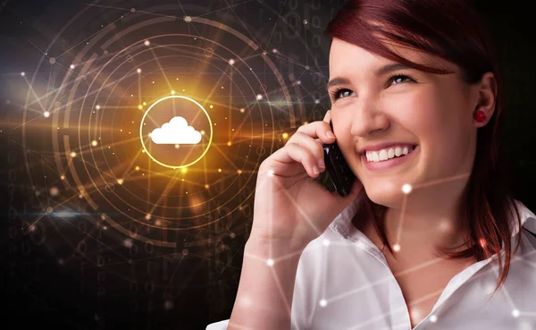 Person telefoniert mit Cloud-Technologie-Konzept — Stockfoto