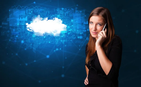 Persona che parla al telefono con concetto di tecnologia cloud — Foto Stock
