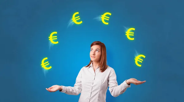 Malabarismo de pessoa com símbolo do euro — Fotografia de Stock