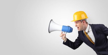 Genç Mimar megafon ile bağırıyor 