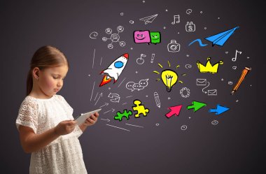 Kız holding tablet uygulamaları kavramı ile