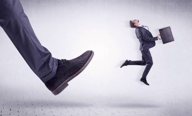 Genç bir işçi tarafından Koca ayak evden attı