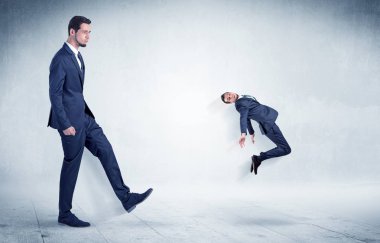Büyük işadamı küçük iş adamı tekme