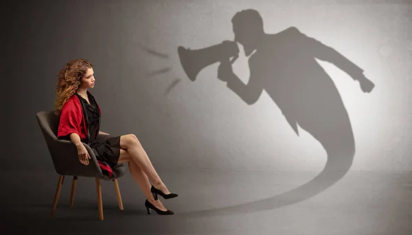 Sombra escura gritando a senhora elegante — Fotografia de Stock