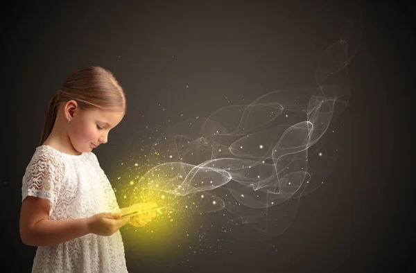 Pequeño niño jugando en la tableta brillante — Foto de Stock