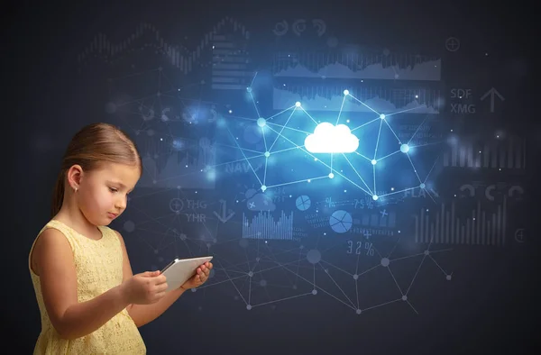 Chica sosteniendo tableta con concepto de tecnología en la nube — Foto de Stock