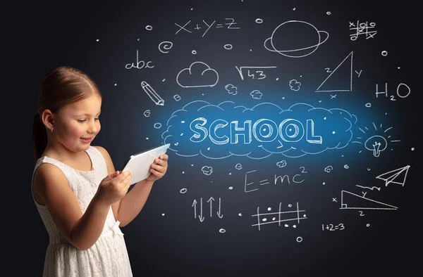 Niño pequeño usando en la tableta con concepto educativo —  Fotos de Stock