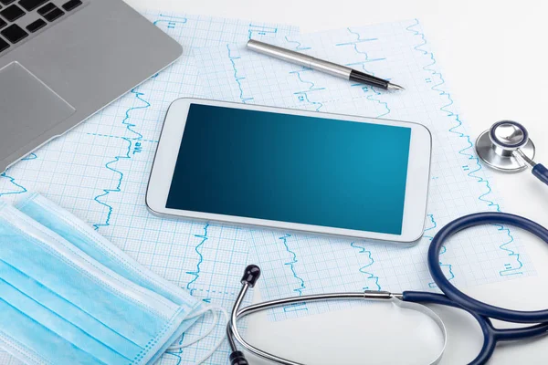 Медицина та концепція сучасних технологій з копіспадом на планшеті — стокове фото