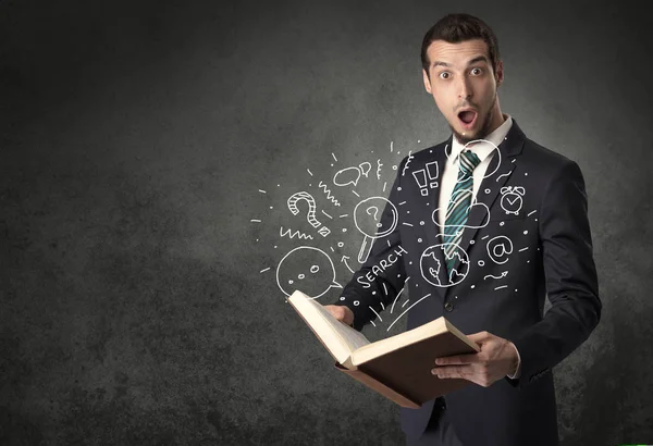 Hombre de negocios sosteniendo un libro. — Foto de Stock