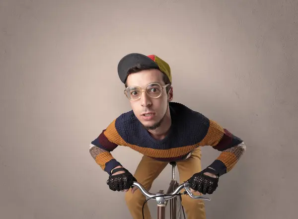 Boş arka plan ile çılgın bisikletçi — Stok fotoğraf