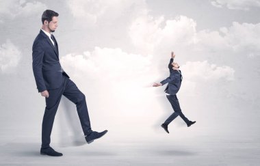 Büyük patron küçük çalışan tekme