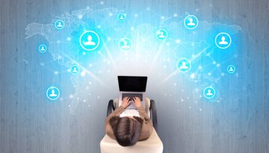 Sandalyede oturan kadın ile sosyal medya kavramı