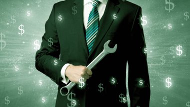 Businassman ayakta elinde aracıyla.