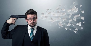 İşadamı kafasına silahla ateş eder.