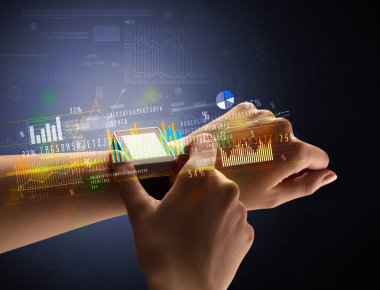 Smartwatch giyen kadın eli kapatın
