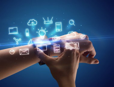 Smartwatch Multimedya sembolleri ile giyen el