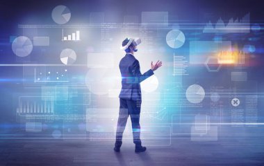 İşadamı vj gözlüklü bir proje denetimi