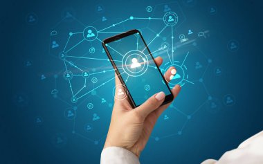 İnsanlar kavramı bağlanmak için Smartphone kullanarak ele