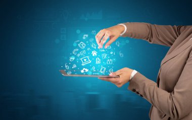 El tutma tablet tebeşir çizilmiş sembolleri yukarıda bulunan