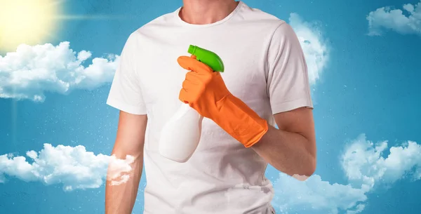 Soliga koncept med hushållerska och orange handskar — Stockfoto