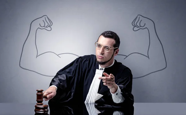Muskulös domare fattar beslut — Stockfoto