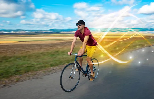 Kouzelné mladý cyklista na koni — Stock fotografie