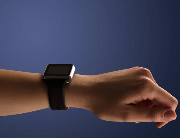 Gros plan main féminine avec balck smartwatch écran — Photo