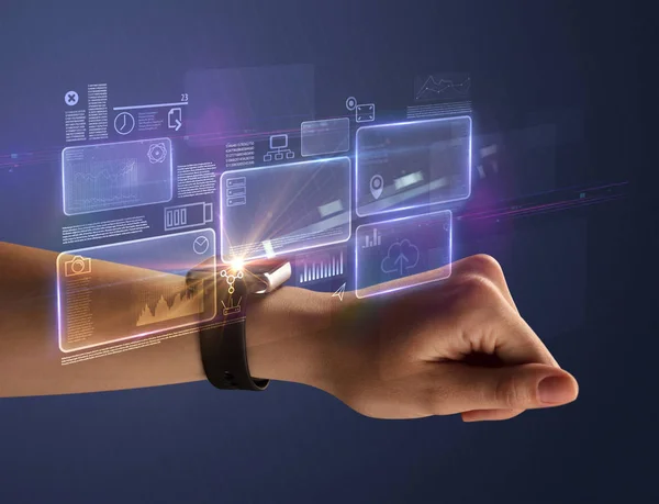 Vrouwelijke hand met smartwatch en donkere achtergrond — Stockfoto