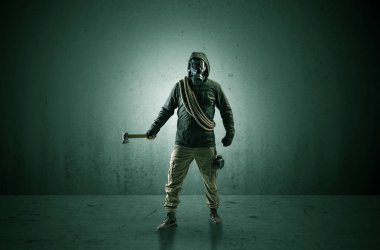 Ajan silah ile karanlık bir alanda