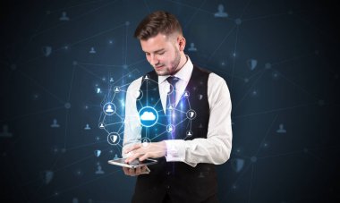 Güvenli bulut kavramı ile işadamı ve tablet