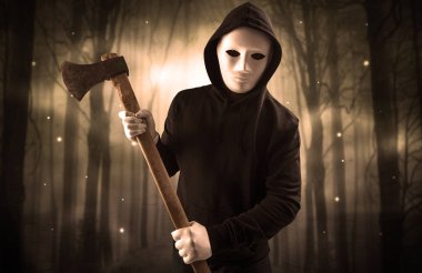 Karanlık gece orman kavram silahlı hitman