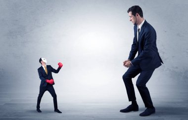 Küçük maskeli işadamı için yalvarıyor işadamı