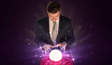 Kristal top eylem ile oturan işadamı