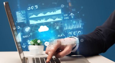 Dizüstü bilgisayarda yazarak el grafikleri ve çizelgeleri ve kavramı etrafında raporları