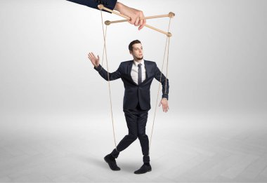 Büyük bir el tarafından Kurşunlu kukla işadamı