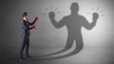 İş adamı silahsız gölgesini ile mücadele