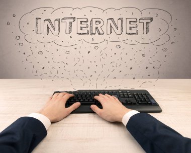 Zarif işadamı el Internet üzerinde çalışma