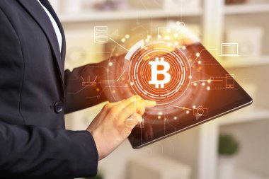 İş kadını ev ofis ruh bitcoin bağlantı ağ kavramı ile tablet kullanma
