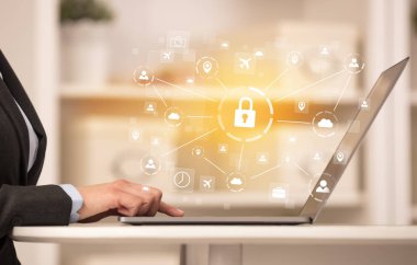 İş kadını laptop güvenli bağlantı kavramı ile rahat bir ev gibi ortamda çalışma göğüs altında