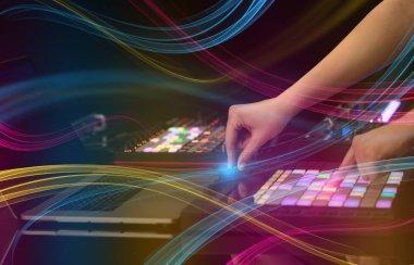 Renkli vibe kavramı ile karıştırma müzik dj denetleyicisinde el