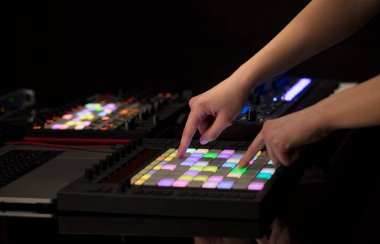 Karıştırma müzik MIDI denetleyicisi üzerindeki el
