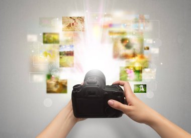 El yaşam olayları digital fotoğraf makinesi ile yakalar.