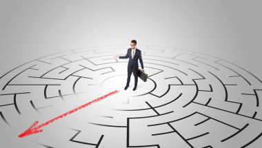 İşadamı labirent aracılığıyla gidiş