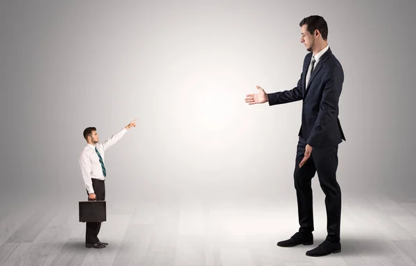 Pequeño empresario señalando a un hombre de negocios gigante — Foto de Stock