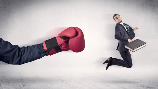 Enorma boxningshandskar stämplingar affärsman koncept — Stockfoto