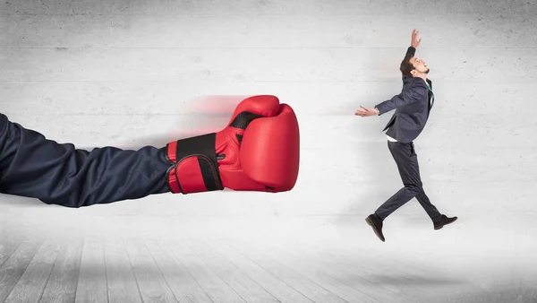 Braço com luvas de boxe atinge conceito de trabalhador de escritório — Fotografia de Stock